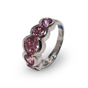 Rosa Ring mit 5 Diamanten.