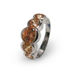 Brauner Ring mit fünf Diamanten.