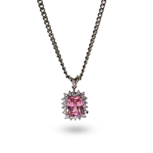 Quadratischer Diamantkettenanhänger in rosa.