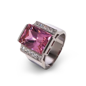 Ring mit rosafarbenem Stein und seitlichen Steinen.