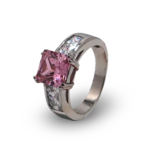 Ring mit rosa Stein und Diamanten.