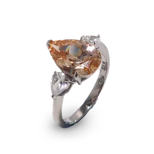 Ring mit ovalem, spitz zulaufendem braunem Diamant.