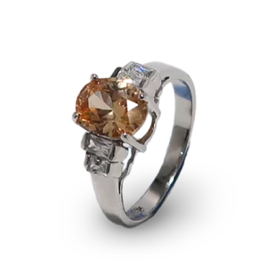 Ovaler Ring mit einem braunen Diamanten.