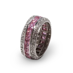 Schöner Ring mit rosa Diamanten.