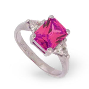 Eleganter Ring mit großem rosa Diamantstein und funkelnden Seitendiamanten.