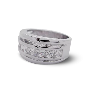 Silberring mit funkelnden Diamanten.