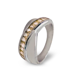 Diamantbesetzter Ring in Champagner-Farbe.