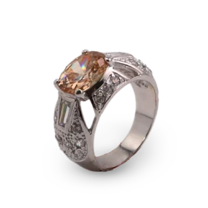 Ring mit champagnerfarbenem Stein.