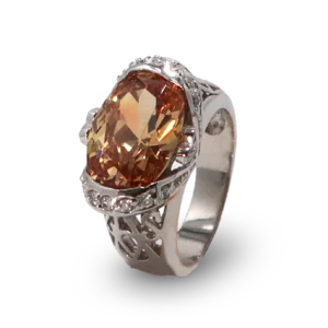 Eleganter Silberring mit funkelndem, ovalem orangefarbenem Stein.