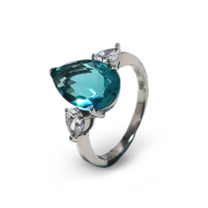 Ring mit ovalem, spitz zulaufendem blauen Diamanten.