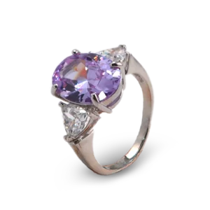 Silberner Ring mit funkelndem lila Diamanten.