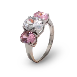 Feiner Silberring mit einem großen klaren und zwei kleinen rosa Edelsteinen.