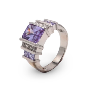 Ring mit leuchtendem lila Diamanten.