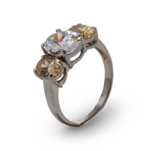 Silberring mit drei Diamanten.