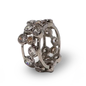 Ring mit kleinen Diamanten.