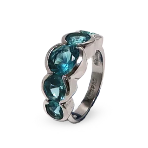 Eleganter Silberring mit fünf türkisblauen Steinen.