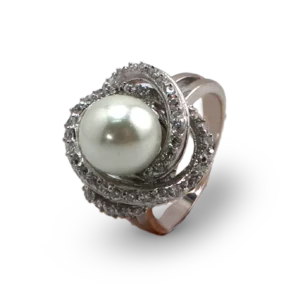 Eleganter Ring mit großer Perle und funkelnden Zirkonia-Steinen.