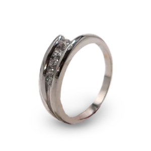 Silberner Diamantring mit kleinen Diamanten.