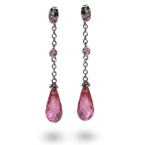 Rosa Ohrhänger mit zwei Diamanten.