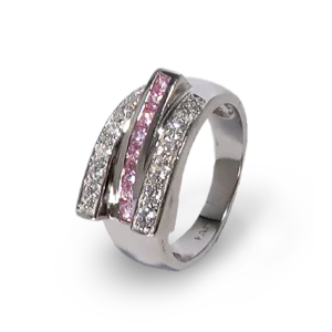 Eleganter Ring mit funkelnden Steinen und modern geschwungenem Design.