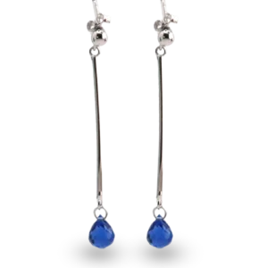 Lange Ohrringe mit blauem tropfenförmigem Stein.