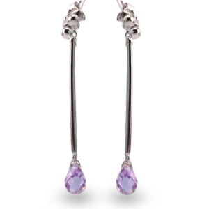Lange, elegante Ohrringe mit tropfenförmigem lilafarbenem Stein.