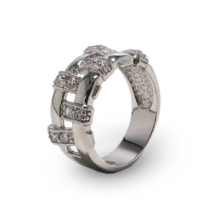 Silberner, mit Steinen besetzter Ring im eleganten Design.