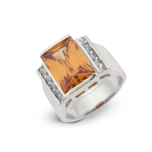 Breiter Ring mit champagnerfarbenem Mittelstein und funkelnden Seitensteinen.
