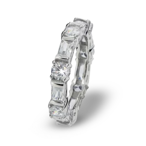 Eleganter silberfarbener Ring mit funkelnden Steinen.