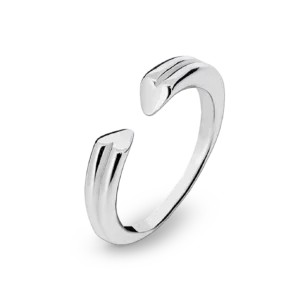 Eleganter silberfarbener Ring mit herzförmigem Abschluss – schlicht und stilvoll gestaltet.