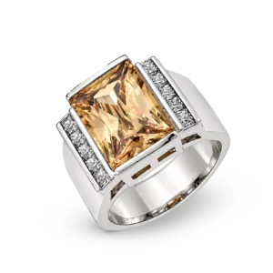 Breiter Ring mit champagnerfarbenem Mittelstein und funkelnden Seitensteinen.