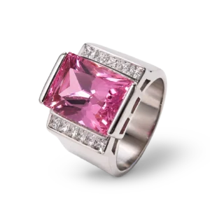 Ring mit rosafarbenem Stein und seitlichen Steinen.