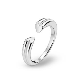 Eleganter silberfarbener Ring mit herzförmigem Abschluss – schlicht und stilvoll gestaltet.