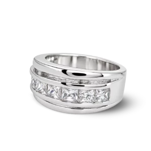 Silberring mit funkelnden Diamanten.