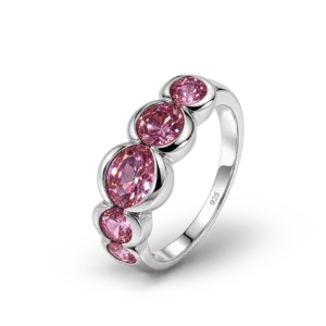 Rosa Ring mit 5 Diamanten.