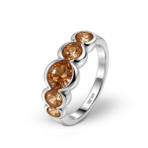 Brauner Ring mit fünf Diamanten.