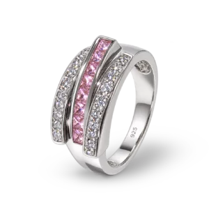 Eleganter Ring mit funkelnden Steinen und modern geschwungenem Design.