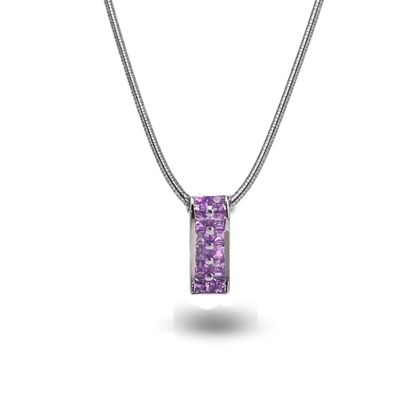 Länglicher Kettenanhänger in Violett.