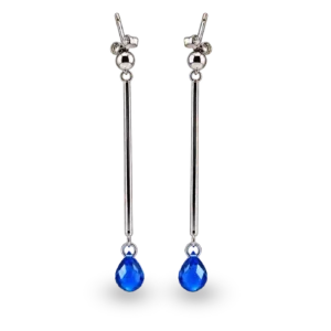 Lange Ohrringe mit blauem tropfenförmigem Stein.