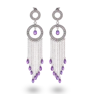 Lange violette Ohrringe mit funkelnden lila Steinen.