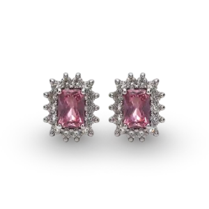 Quadratische, rosafarbene Ohrringe mit Diamantbesatz.