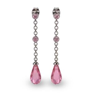 Rosa Ohrhänger mit zwei Diamanten.