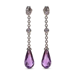 Lange, elegante Ohrringe mit tropfenförmigem lilafarbenem Stein.
